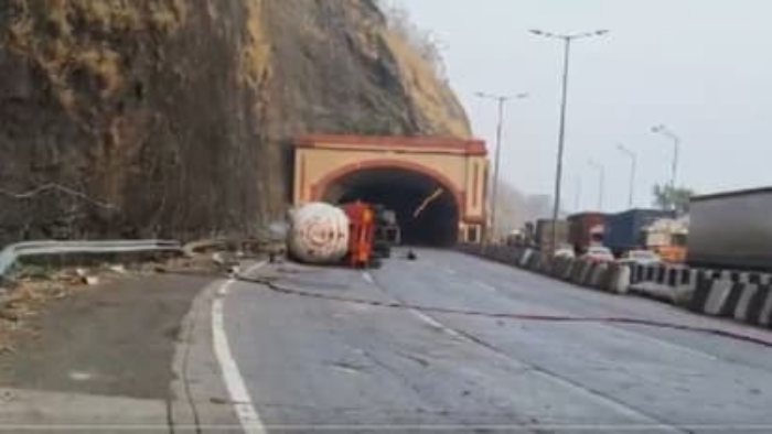 Pune Mumbai Expressway : पुणे-मुंबई द्रुतगती मार्गावर गॅसचा टँकर पलटी