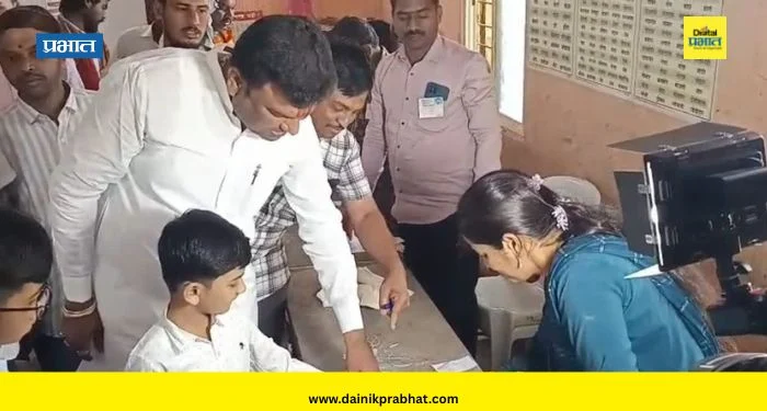 Vilas Bhumre : आमदार विलास भुमरेंचे अल्पवयीन मुलाच्या उपस्थितीत मतदान