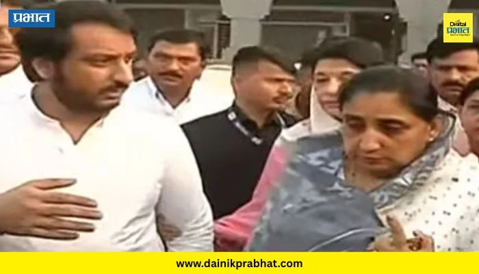 Sunetra Pawar : अजितदादांशिवाय पहिलीच निवडणूक: उपमुख्यमंत्री सुनेत्रा पवारांनी काटेवाडीत कुटुंबासह बजावला मतदानाचा हक्क