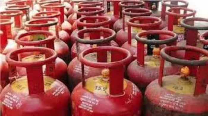 Gas Price Hike : तुमचं किचन बजेट कोलमडणार? घरगुती सिलिंडर ६० रुपयांनी महागला..वाचा नवी दरवाढ