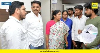 Pune: दोरखंडात अडकून दुचाकीस्वाराचा अपघात; महापौर मंजूषा नागपूरे यांनी घेतली जखमीची भेट