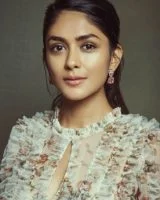 Mrunal Thakur: ‘प्रेम माणसाला अधिक चांगलं बनवतं’ – धनुषसोबतच्या चर्चांदरम्यान मृणाल ठाकुरने प्रेमाबद्दल मोकळेपणाने व्यक्त केलं मत