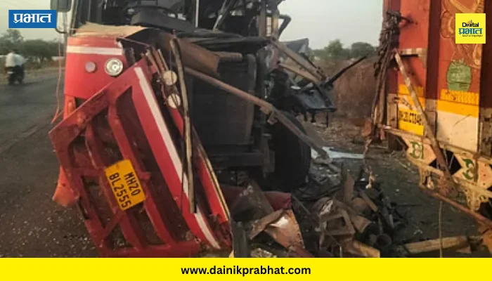 Accident News : बीडमध्ये एसटी बसची ट्रकला धडक; चालक आणि वाहकांसह १३ जण गंभीर जखमी