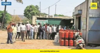 LPG Cylinder Crisis : गॅस मिळणं झालं कठीण! खेड शिवापूरमध्ये गॅस सिलिंडरसाठी पहाटेपासून लांबच लांब रांगा