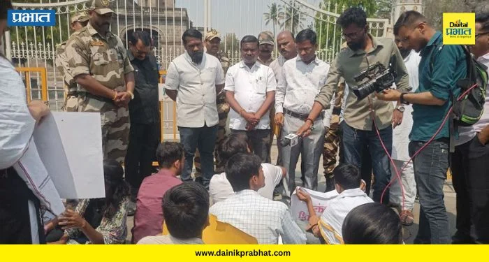 SPPU News : पुणे विद्यापीठात अन्नाचा दुष्काळ? मेसमध्ये फक्त वरण-भात; संतप्त विद्यार्थ्यांचे रिफेक्टरीसमोर आंदोलन