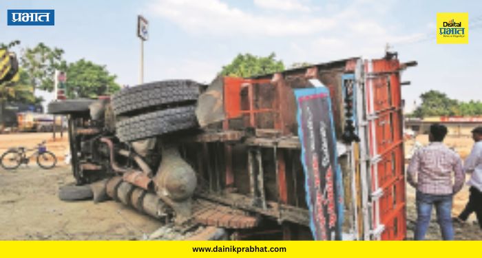Truck Accident : राष्ट्रीय महामार्ग ५४८ डी वर मृत्यूचा सापळा? ठेकेदाराच्या हलगर्जीमुळे ट्रक पलटी; ग्रामस्थांचा संताप