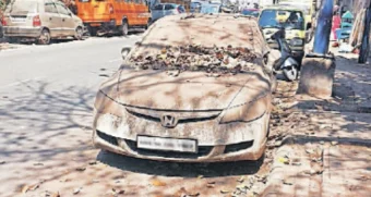 Abandoned Vehicles : टोलवाटोलवी : बेवारस वाहने कोण उचलणार?; त्रिमूर्ती चौक ते धनकवडी पोस्ट ऑफिस रस्त्यावरील स्थिती