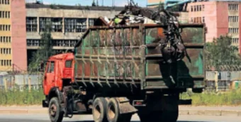 Accidents : ओल्या कचऱ्याच्या लिचेटने अपघात वाढले; कचऱ्याचे पाणी रस्त्यावर पडल्याने वाहनचालकांची कसरत