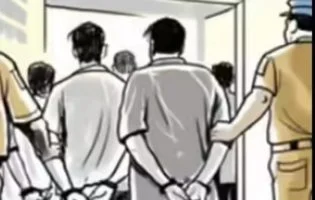 Crime News : शिरुर पोलिसांची धडाकेबाज कारवाई; गावठी बनावटीच्या पिस्तुलासह 2 जण ताब्यात