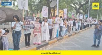 Pune News : "दुधाचा प्रत्येक घोट कत्तलखान्यांना बळ देतो;" संभाजी उद्यानासमोर प्राणीहक्क कार्यकर्त्यांचे आंदोलन