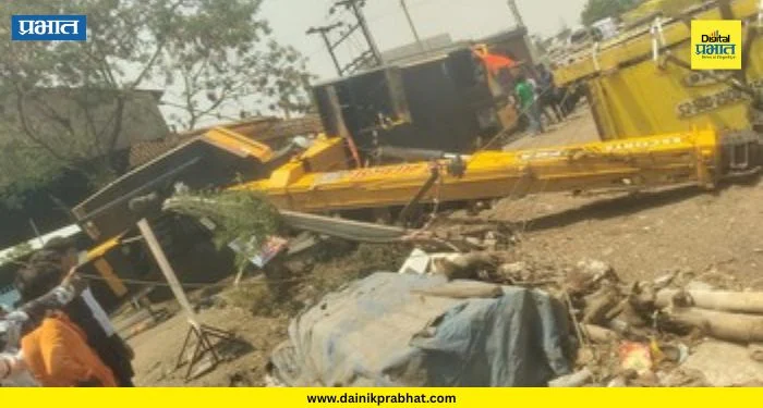 Crane Accident : तळवडेत मोठी दुर्घटना! धावत्या क्रेनने रोहित्र उडवले; ८ हजार घरांची बत्ती गुल