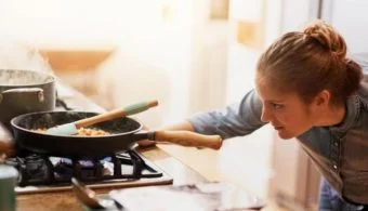 Smart cooking: गॅस वाचवण्यासाठी सोशल मीडियावर धाव; महिलांचा ‘स्मार्ट कुकिंग’कडे वाढता कल