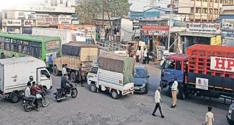 Pune District : महाळुंगे इंगळेत प्रचंड वाहतूक कोंडी; सकाळी आणि सायंकाळी कार्यालयीन वेळेत परिस्थिती अधिकच बिकट