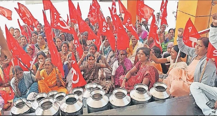 Pune District : घोडेगावात पाण्यासाठी हंड्यासह आंदोलन; आंबेगाव पंचायत समितीसमोर आदिवासी महिलांचा पाच तास ठिय्या