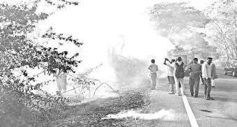 Pune District : वाटसरूने टाकलेल्या काडीने लागली भीषण आग; रेल्वे प्रशासनाची धांदल, सुदैवाने मोठा अनर्थ टळला