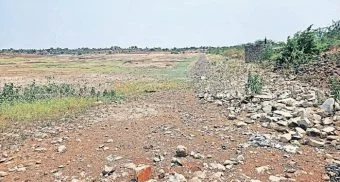 Pune District : मोटेवाडी येथील पाझर तलाव कोरडा; चासकमान पाण्याच्या नियोजनाअभावी शेतकरी हवालदिल