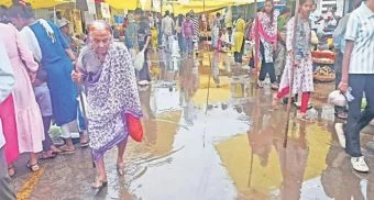 Pune District : आठवडे बाजार जलमय, घरात गटारीचे पाणी