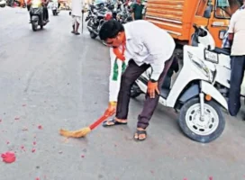 Talegaon Dabhade : विजयोत्सवानंतर नगराध्यक्षांकडून स्वच्छता; फटाक्यांच्या कचऱ्यावर झाडू फिरवत दिला स्वच्छतेचा संदेश