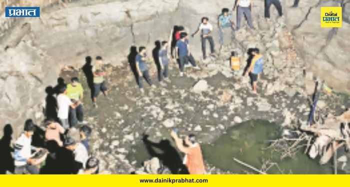 Tikona Fort : तिकोणा गडावर 'शिव'कार्य! शेकडो मावळ्यांच्या श्रमदानातून १५० वर्षांचा गाळ उपसला