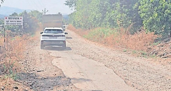 Pune District : प्रमुख जिल्हा मार्गाची दुरवस्था; कोरेगाव खुर्दमधील नागरिक त्रस्त, ठेकेदाराविरोधात संताप