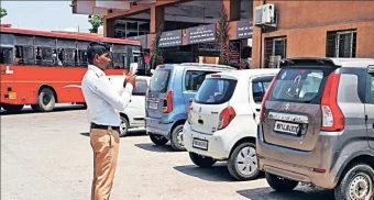 Pune District : अनधिकृत पार्किंगला पोलिसांचा चाप; नारायणगाव बसस्थानक आवारात पार्क केलेल्या वाहनांवर कारवाई