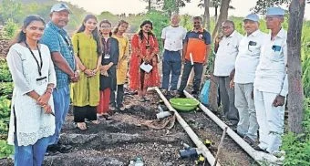 Pune District : हुमणी अळी नियंत्रणासाठी बांधावर मार्गदर्शन