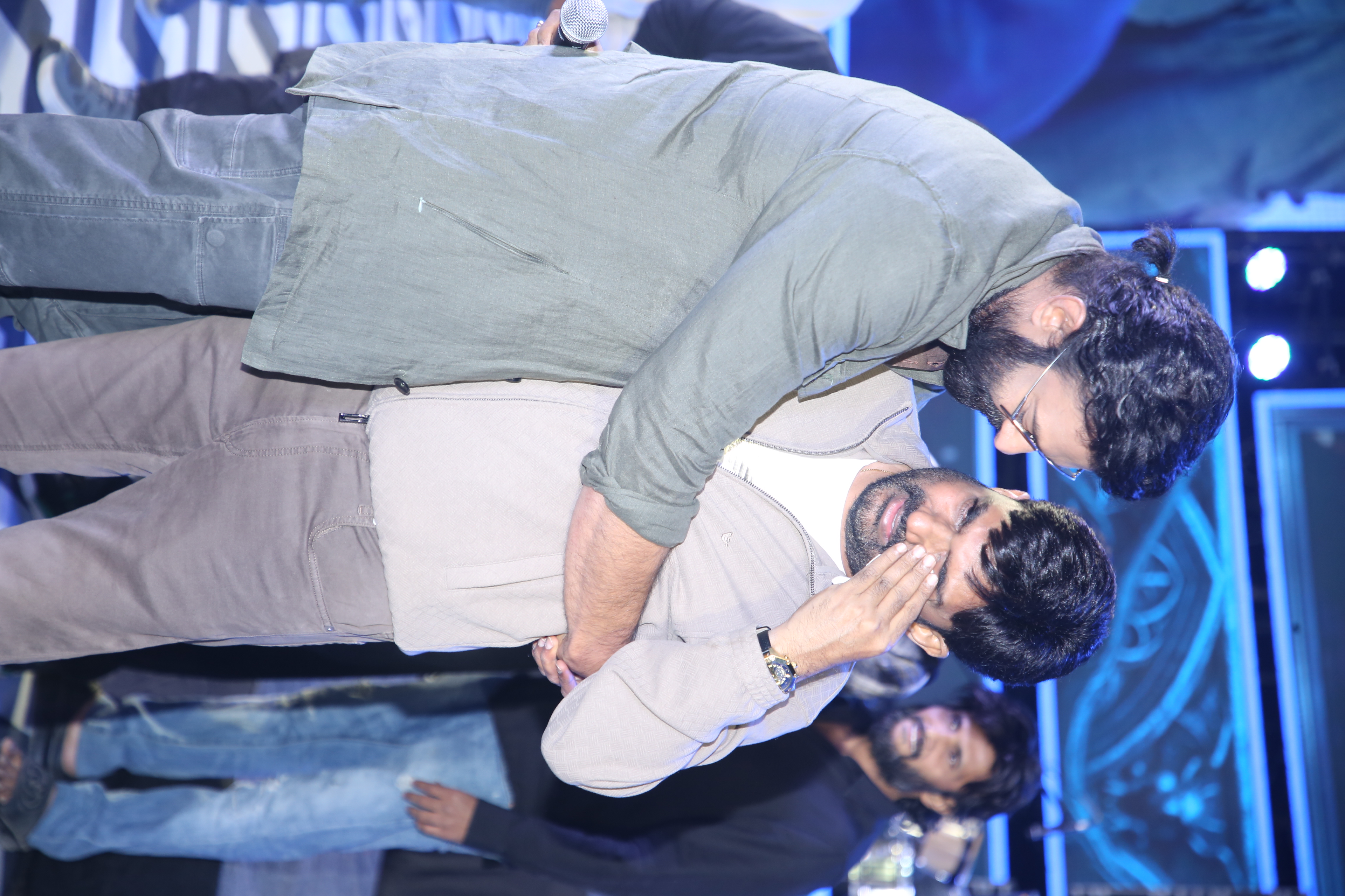 రాజాసాబ్ ప్రీ రిలీజ్లో మారుతి ఎమోషనల్ అయ్యారు. స్టేజ్పైనే కన్నీళ్లు పెట్టుకున్నారు. మారుతిని ప్రభాస్ ఓదార్చారు.