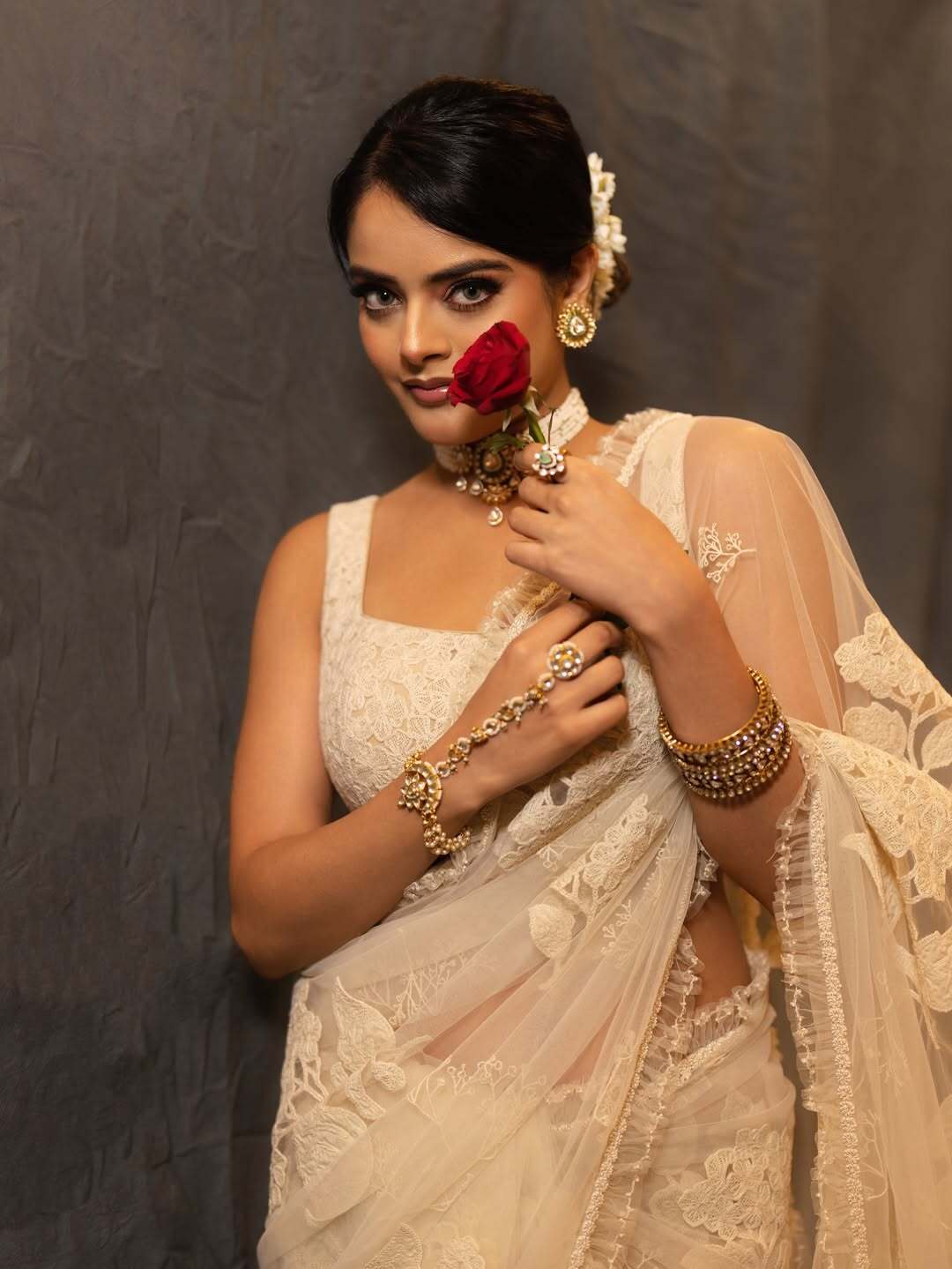 రాధేశ్యామ్లో ఆర్చరీ ప్లేయర్గా ఓ చిన్న పాత్రలో తళుక్కున మెరిసింది రిద్ది కుమార్.