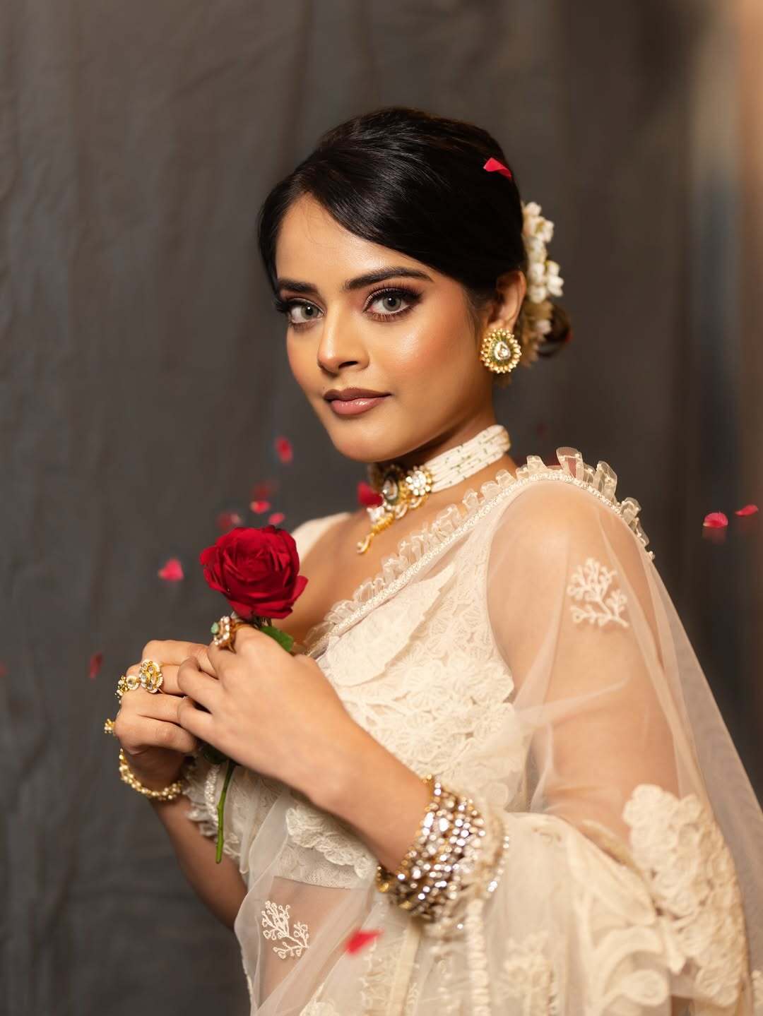 రాజాసాబ్లో నిధి అగర్వాల్, మాళవికా మోహనన్తో రిద్ది కుమార్ హీరోయిన్లుగా కనిపించబోతున్నారు.