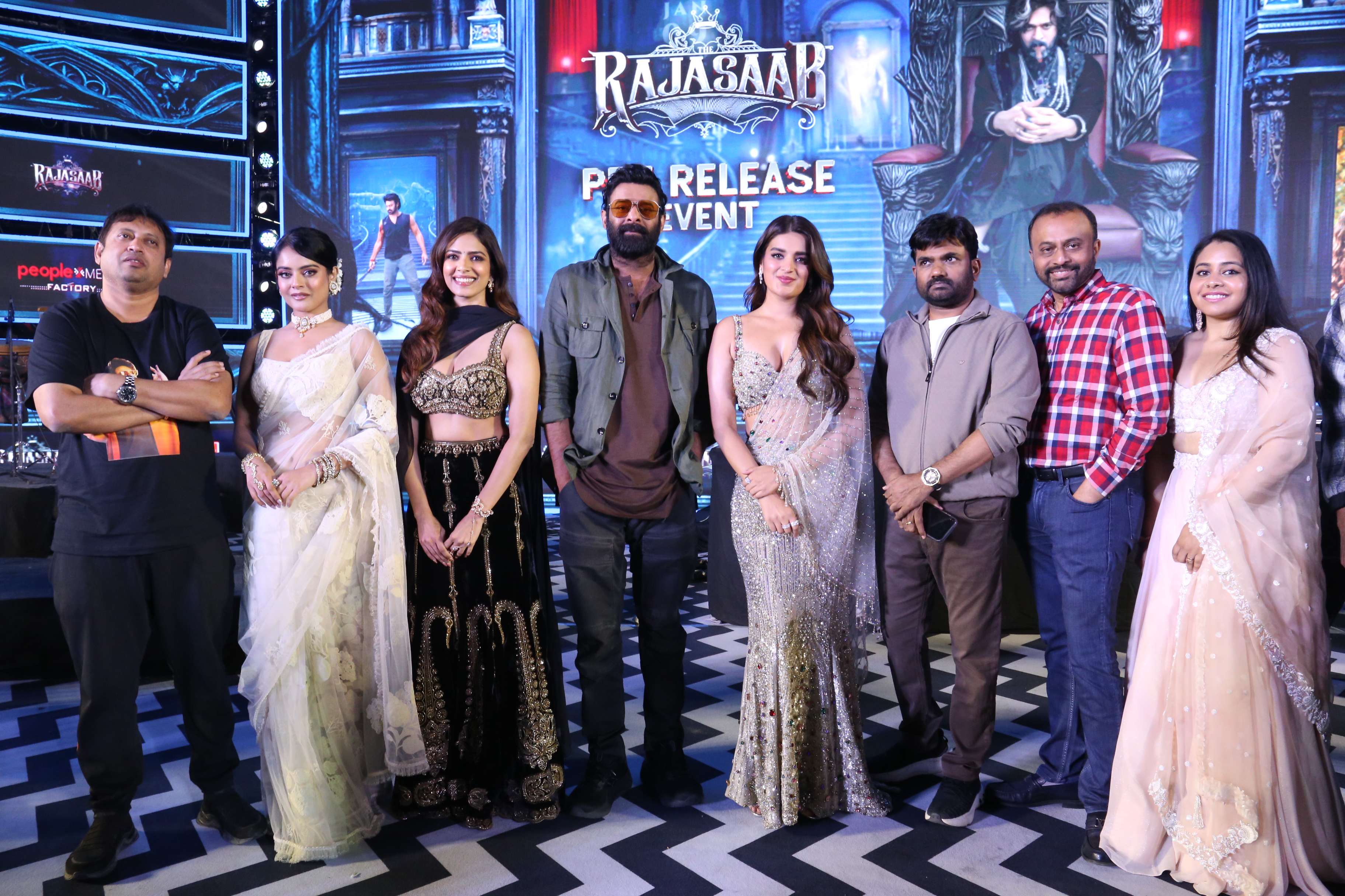 రాజాసాబ్ ప్రీ రిలీజ్ ఈవెంట్లో గ్లామర్ తళుకులతో నిధి అగర్వాల్, మాళవికా మోహనన్ ఆకట్టుకున్నారు.