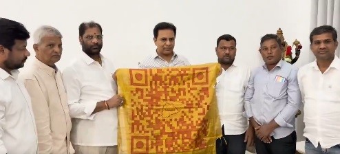 Telangana | తెలంగాణ క్యూఆర్ కోడ్‌తో రూపొందించిన చేనేత శాలువాను ఆవిష్క‌రించిన కేటీఆర్‌
