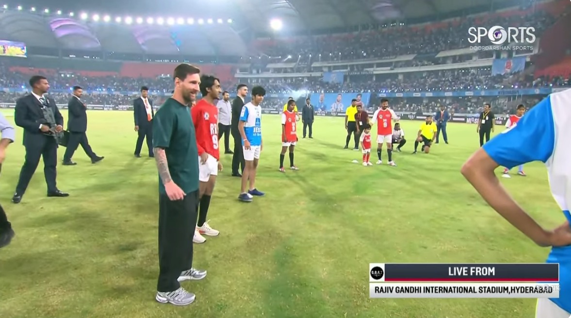 మెస్సీతో ఆడుకున్న సీఎం రేవంత్ మ‌న‌వ‌డు