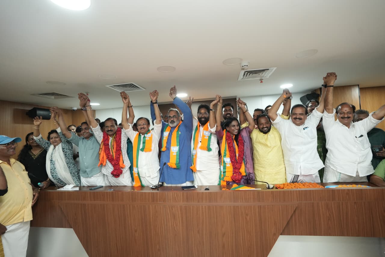 Kerala | తిరువ‌నంత‌పురంలో రెప‌రెప‌లాడిన బీజేపీ జెండా