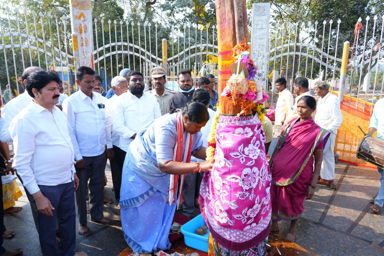 Sammakka Sarakka | సమ్మక్క ,సారక్కలను దర్శించుకున్న మంత్రి సీతక్క
