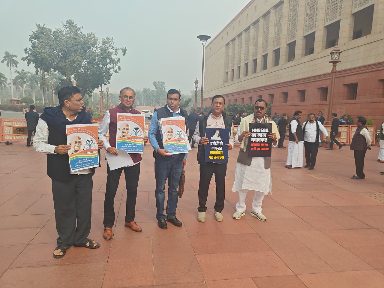 MGNREGA | ఉపాధి హామీ ప‌థ‌కం పేరు మార్పుపై పార్ల‌మెంట్‌లో కాంగ్రెస్ ఎంపీల నిర‌స‌న‌