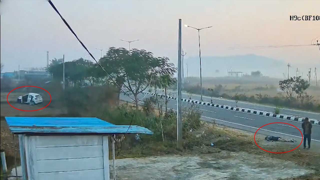 Accident | న‌డుచుకుంటూ వెళ్తుండ‌గా ఢీకొట్టిన కారు.. అమాంతం గాల్లో ఎగిరిప‌డ్డ వ్య‌క్తి.. వీడియో