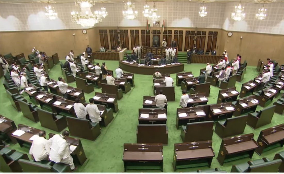 ఫిరాయింపు ఎమ్మెల్యేలు ఎటువైపు కూర్చున్నారంటే...