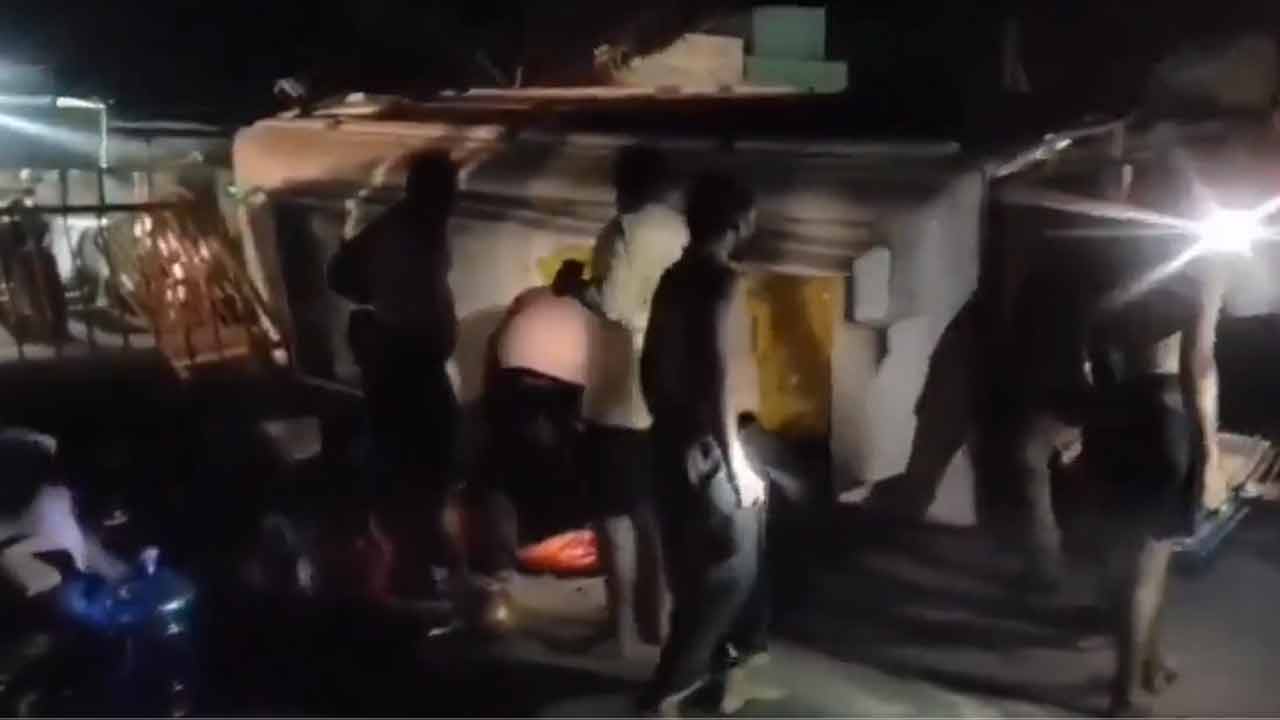 Road Accident | బోల్తా పడ్డ అయ్యప్ప భక్తుల బస్సు.. 15 మందికి గాయాలు