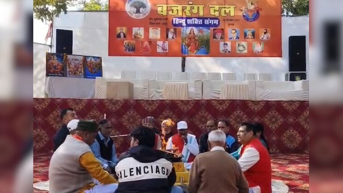 Hanuman Chalisa Recitation | ఓవైపు చర్చిలో క్రిస్మస్ వేడుకలు.. మరోవైపు పక్కనే హనుమాన్ చాలిసా పఠనం