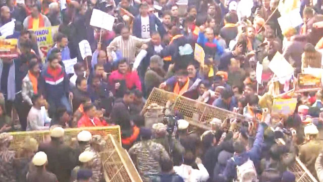 Bangladesh | ఢిల్లీలోని బంగ్లాదేశ్ హైక‌మిష‌న్ వ‌ద్ద ఉద్రిక్త‌త‌