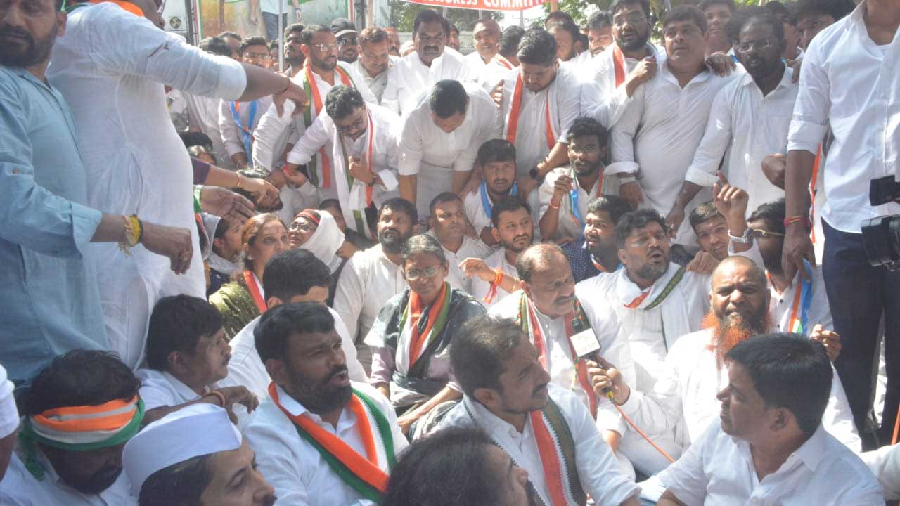 National Herald | గాంధీభ‌వ‌న్ వ‌ద్ద ఉద్రిక్త‌త‌... కాంగ్రెస్ శ్రేణుల‌ను అడ్డుకున్న పోలీసులు