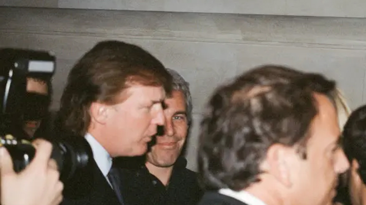 Epstein Files | ఎప్‌స్టీన్ ఫైల్స్ నుంచి ట్రంప్ ఫోటో మాయం.. 16 కీలక పత్రాలను తొలగించిన యూఎస్ సర్కార్