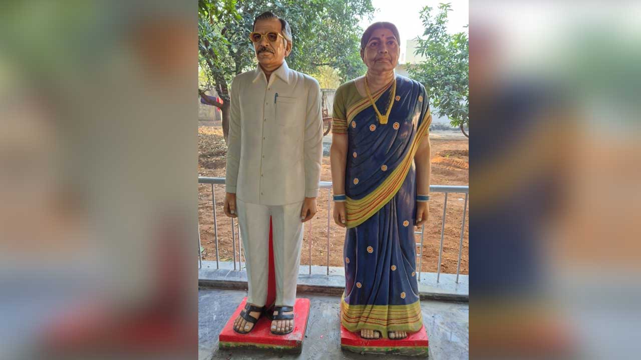 Farmer | తన విగ్రహాన్ని తానే ఏర్పాటు చేసుకున్న రైతు బిడ్డ