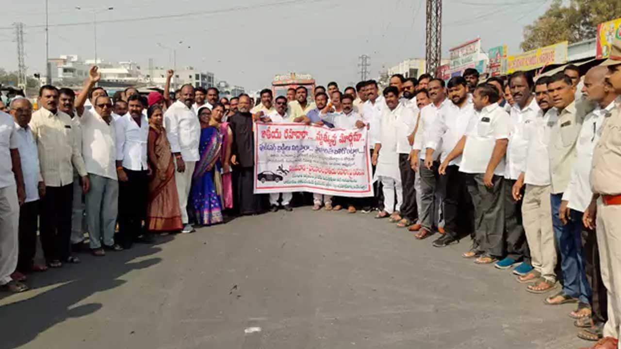 Hayathnagar | హ‌య‌త్‌న‌గ‌ర్‌లో స్థానికుల ఆందోళ‌న‌.. హైవేపై భారీగా ట్రాఫిక్ జామ్