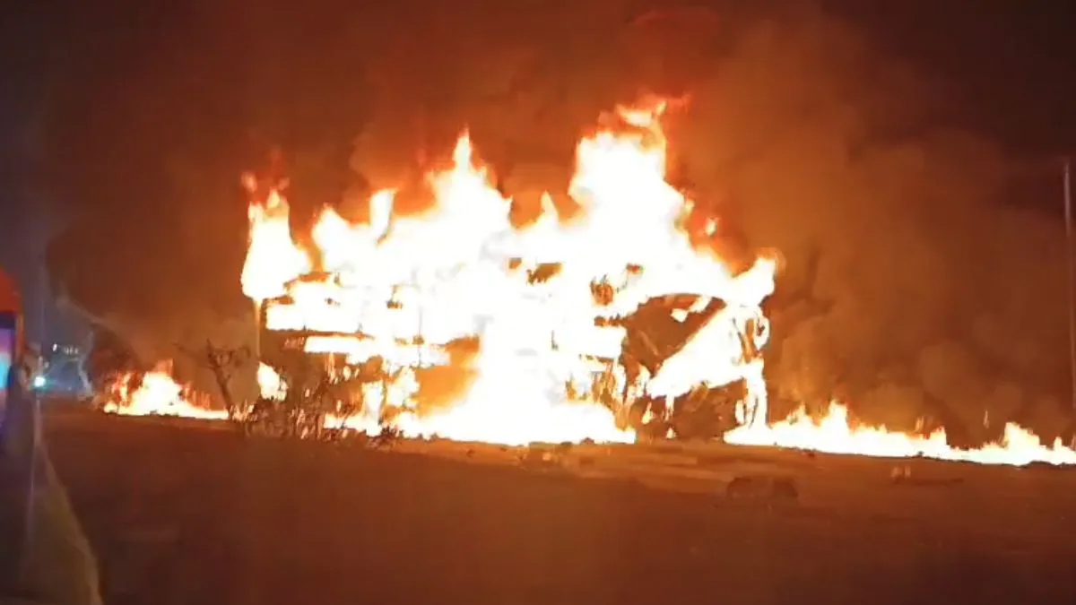 Bus Fire Accident | ప్రైవేట్ స్లీపర్ బస్‌ని ఢీకొట్టిన ట్రక్.. మంటలు చెలరేగడంతో 9 మంది సజీవ దహనం