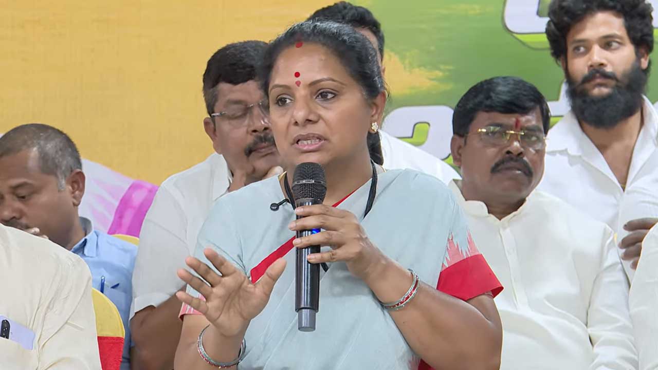 MLC Kavitha | సీఎం రేవంత్కు దమ్ముంటే.. ఆ 900 ఎకరాలను రైతులకు తిరిగివ్వాలి.. కవిత డిమాండ్