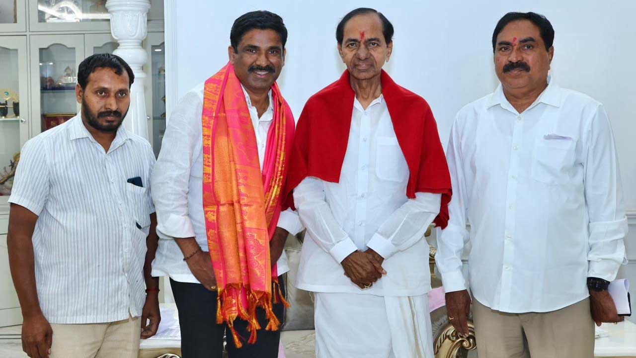 KCR | ఎన్నారై ఎర్రంరెడ్డి తిరుపతి రెడ్డిని అభినందించిన కేసీఆర్