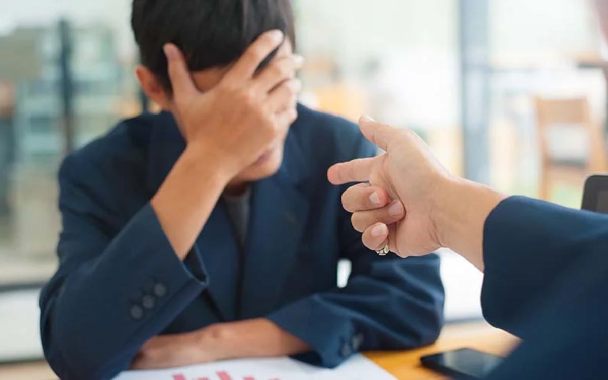 Loan Recovery Agents | లోన్ తీసుకుని క‌ట్ట‌క‌పోతే న‌ర‌క‌మే.. పెరిగిపోతున్న రిక‌వ‌రీ ఏజెంట్ల దారుణాలు..