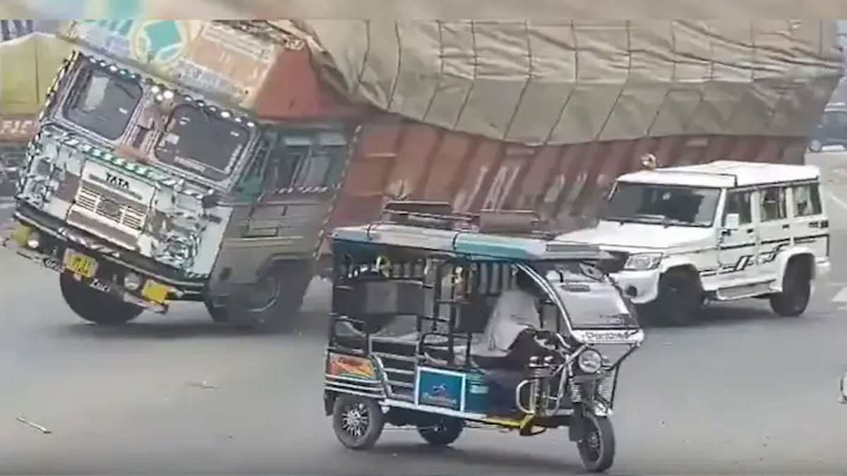 Truck Overturns on Bolero | బొలెరో వాహనంపై లోడ్‌తో వెళ్తున్న లారీ బోల్తా.. డ్రైవర్ స్పాట్ డెడ్