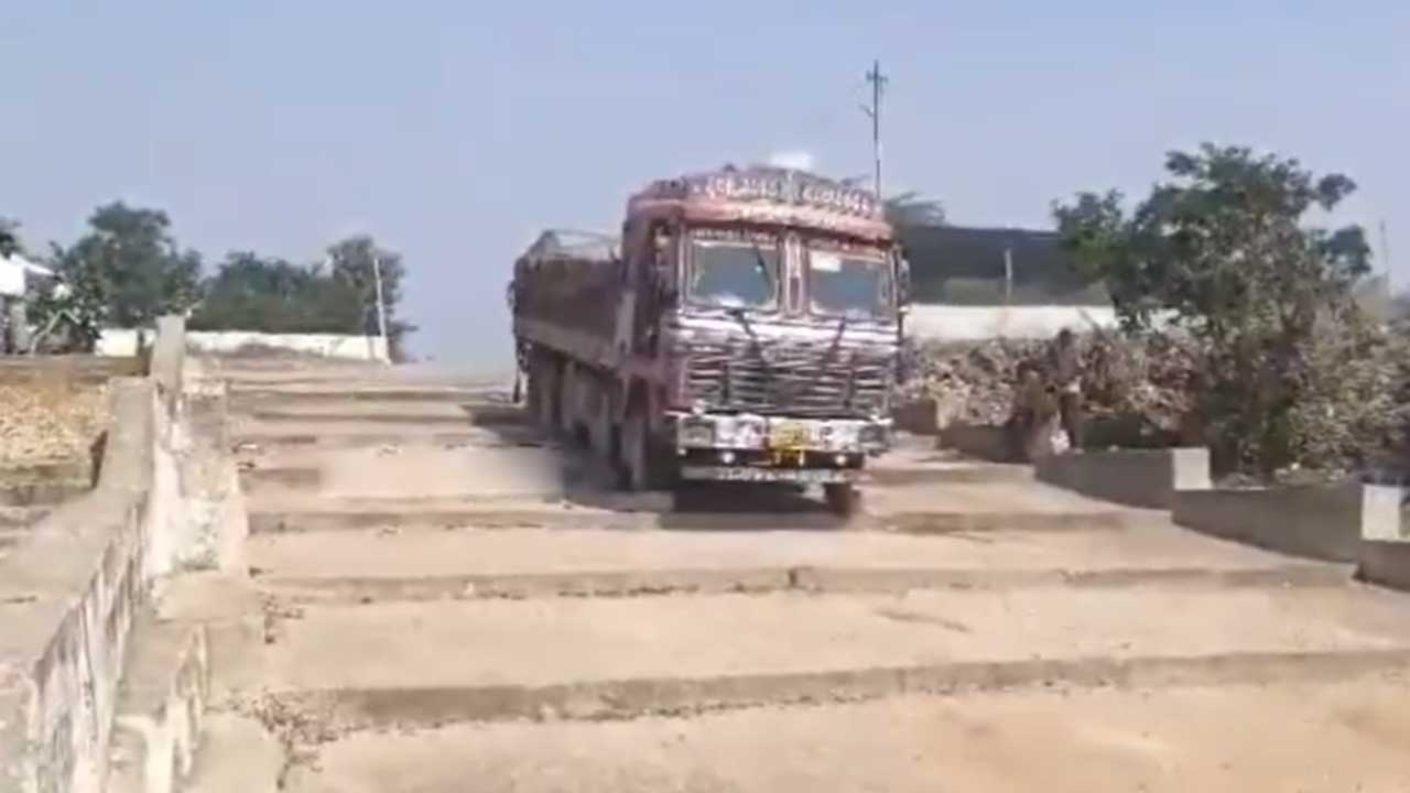 Jurala | గూగుల్ మ్యాప్‌ను న‌మ్ముకున్న డ్రైవ‌ర్.. పుష్క‌ర ఘాట్‌లోకి లారీ